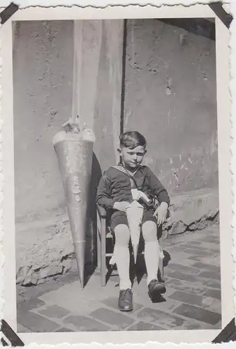 (F10292) Orig. Foto kleiner Junge mit Zuckertüten am Haus, Schulanfang 1930er