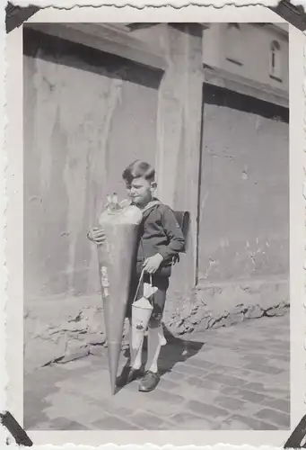 (F10291) Orig. Foto kleiner Junge mit Zuckertüten am Haus, Schulanfang 1930er