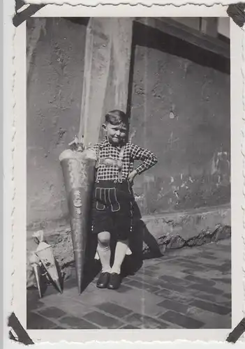 (F10290) Orig. Foto kleiner Junge mit Zuckertüten am Haus, Schulanfang 1930er