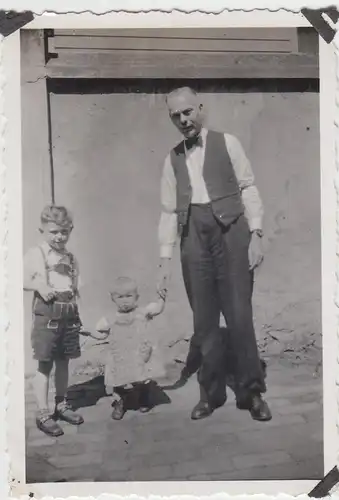 (F10289) Orig. Foto Herr mit Kindern am Haus 1930er