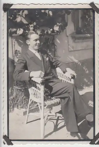 (F10287) Orig. Foto junger Mann sitzt im Stuhl, im Garten 1930er