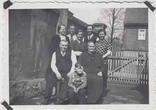 (F10286) Orig. Foto Personen am Haus, 1930er