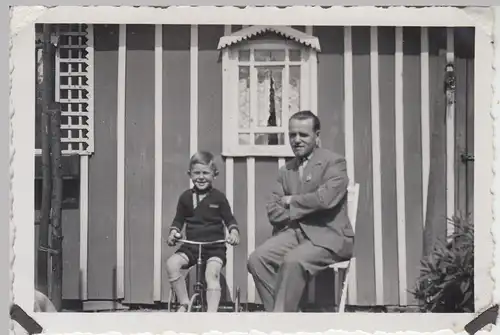 (F10285) Orig. Foto Mann und Junge auf Dreirad vor Gartenlaube 1930er