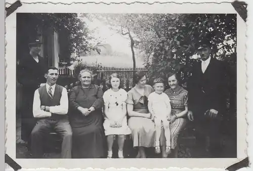 (F10282) Orig. Foto Personen sitzen im Garten 1930er