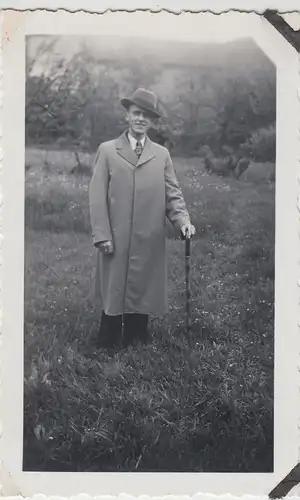 (F10281) Orig. Foto Mann mit Gehstock, Mantel und Hut im Freien 1930er