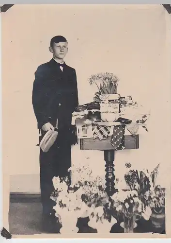 (F10278) Orig. Foto Konfirmation, junger Mann am Geschenketisch 1930er