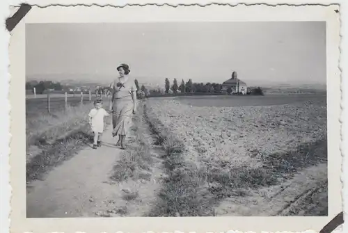 (F10277) Orig. Foto Frau mit kleinem Junge spaziert am Feldrand 1930er
