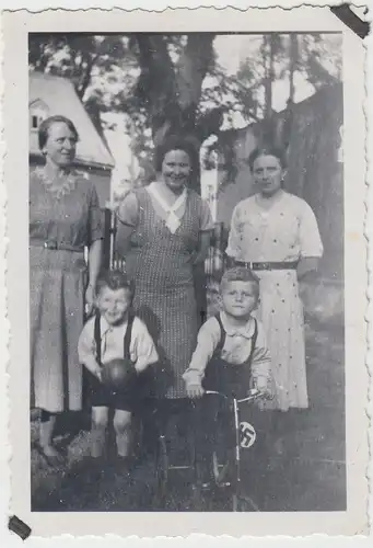 (F10276) Orig. Foto Frauen und kleine Jungs im Garten, Dreirad 1930er