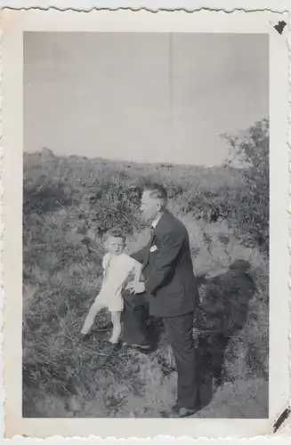 (F10275) Orig. Foto Mann mit kleinem Jungen auf dem Feld 1930er