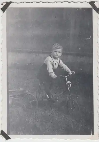 (F10274) Orig. Foto kleiner Junge mit Dreirad auf Rasen 1930er