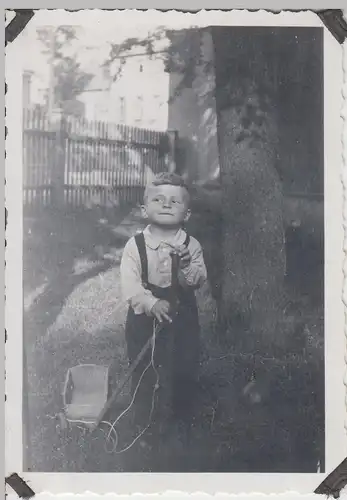 (F10273) Orig. Foto kleiner Junge mit Wägelchen im Garten 1930er