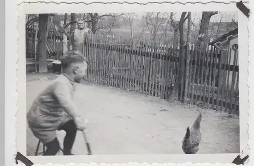 (F10272) Orig. Foto kleiner Junge mit Dreirad im Garten 1930er