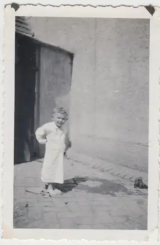 (F10270) Orig. Foto kleiner Junge auf dem Hof 1930er