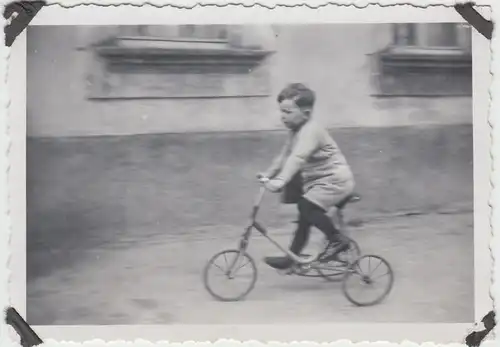 (F10268) Orig. Foto kleiner Junge mit Dreirad 1930er