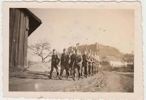 (F1027) Orig. Foto Wehrmacht-Soldaten marschieren durch Ort, 1940er