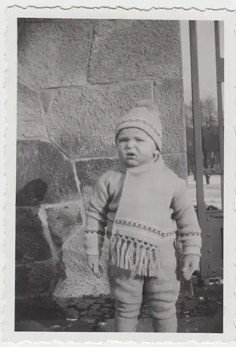 (F10266) Orig. Foto kleiner Junge mit Schal und Pudelmütze an Mauer 1930er