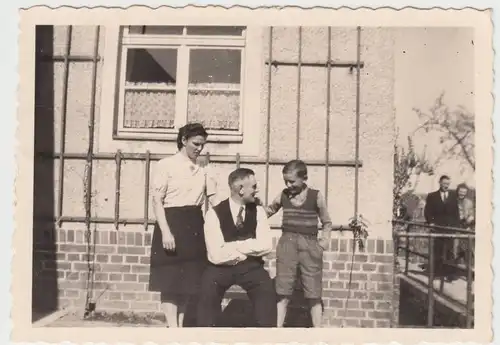 (F10265) Orig. Foto Personen auf Bank am Wohnhaus, 1930er