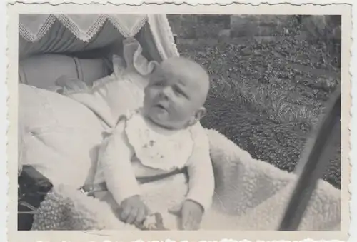 (F10264) Orig. Foto Kleinkind sitzt im Kinderwagen 1930er