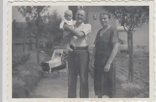 (F10263) Orig. Foto Personen mit Kleinkind im Garten 1930er