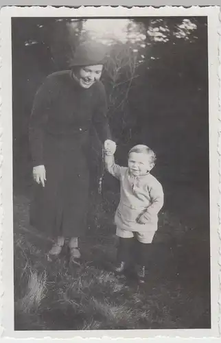 (F10262) Orig. Foto Frau und kleiner Junge im Wald, Spaziergang 1930er