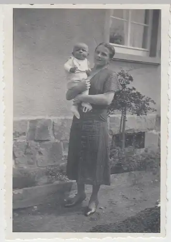 (F10261) Orig. Foto Frau mit Kleinkind auf dem Arm, 1930er