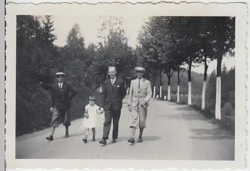 (F10257) Orig. Foto Spaziergänger auf Straße 1930er