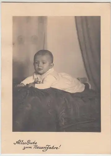 (F10255) Orig. Foto Kleinkind auf Decke, Neujahrsgruß, Atelier Limbach 1930er