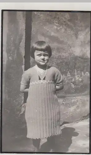 (F10254) Orig. Foto kleines Mädchen an der Hauswand, 1930er