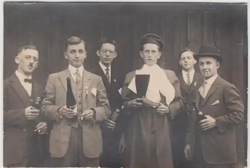 (F10252) Orig. Foto junge Männer mit Flaschen und Stiefelglas, 1920/30er