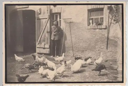 (F10246) Orig. Foto Herr auf dem Bauernhof, Hühner picken, 1930er