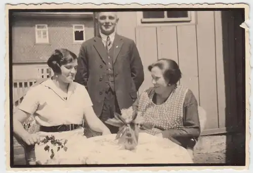 (F10245) Orig. Foto Personen am Tisch im Freien, 1930er