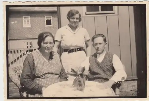 (F10244) Orig. Foto Personen am Tisch im Freien, 1930er