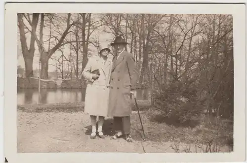 (F10243) Orig. Foto Glauchau, Paar spaziert am Gründelteich 1929