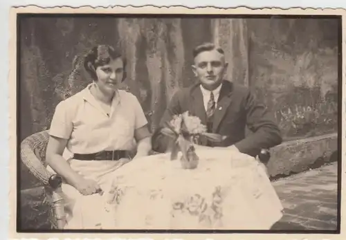 (F10242) Orig. Foto junges Paar am Tisch an Hauswand 1930er