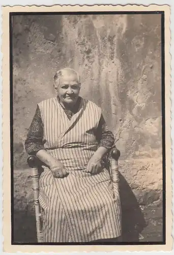 (F10241) Orig. Foto ältere Dame sitzt a. Stuhl an Hauswand 1930er