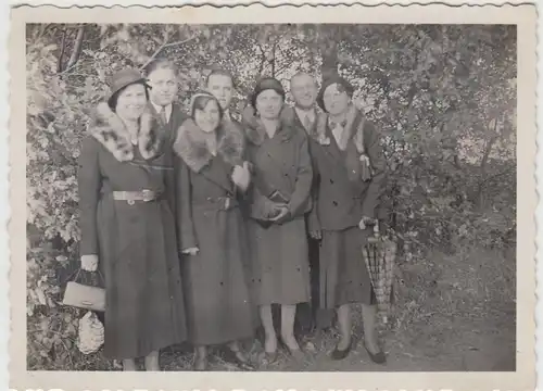 (F10236) Orig. Foto feine Damen mit Pelzkrägen im Freien 1930er