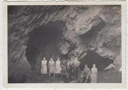 (F10235) Orig. Foto Personen an einer Felshöhle 1930er