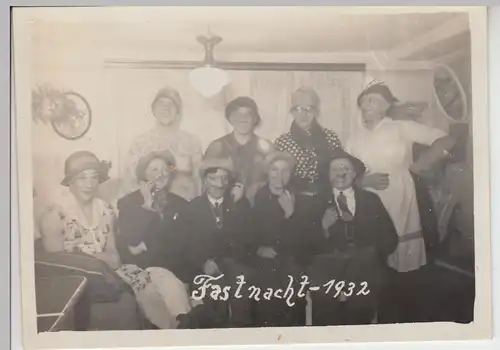 (F10231) Orig. Foto verkleidete Personen im Wohnzimmer, Fastnach 1932