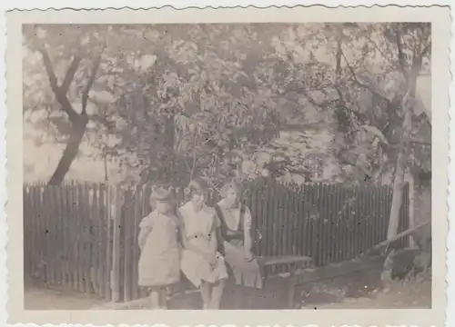 (F10230) Orig. Foto drei Mädchen sitzen am Gartenzaun vor 1945