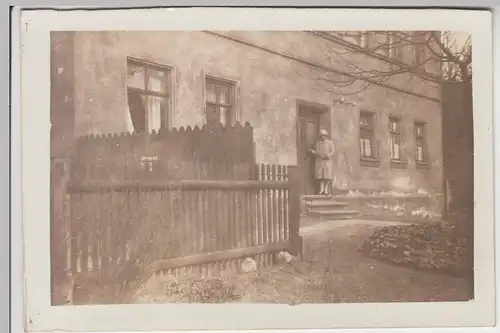 (F10227) Orig. Foto junge Frau steht vor einem Wohnhaus in Glauchau 1929
