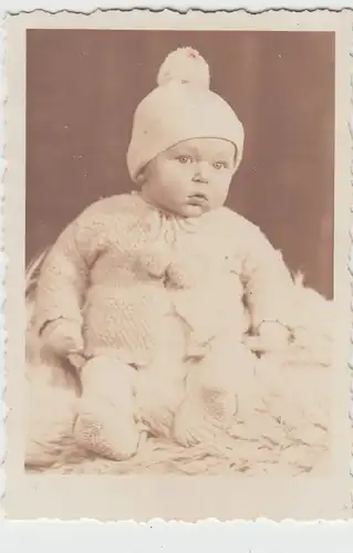 (F10225) Orig. Foto Kleinkind mit Strick-Kleidung und Pudelmütze 1930er