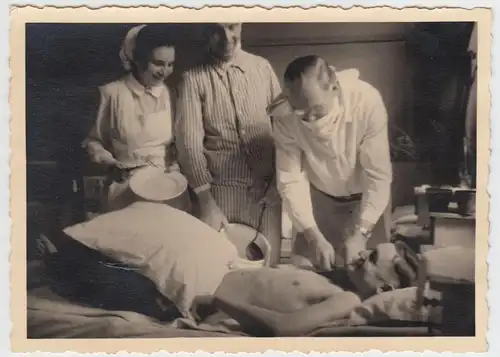 (F10217) Orig. Foto Personen spielen Arzt, OP, Pathologie, vor 1945