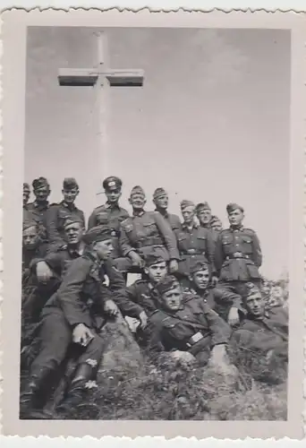 (F1022) Orig. Foto Wehrmacht-Soldaten an einem Bergkreuz, 1940
