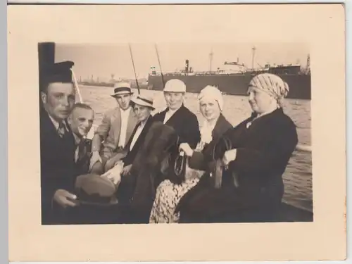 (F10216) Orig. Foto Hamburg, Personen am Hafen, 1930er