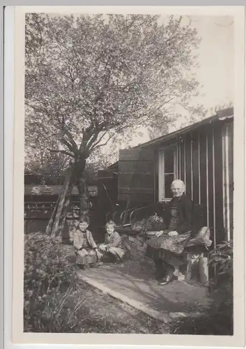 (F10214) Orig. Foto ältere Dame und Kinder an einer Hütte, 1920/30er