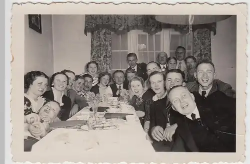 (F10212) Orig. Foto Personen an langer Tafel, lustige Runde, vor 1945