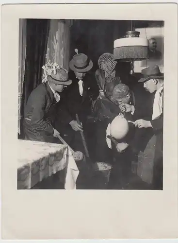 (F10211) Orig. Foto Personen mit Hut im Raum, lustige Runde, vor 1945