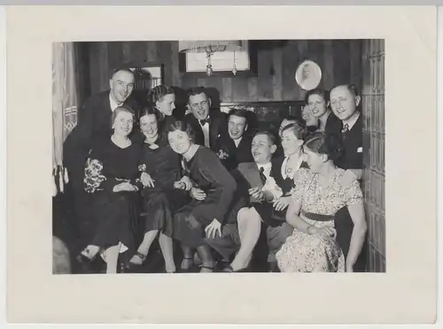 (F10210) Orig. Foto Personen im Raum am Kachelofen, lustige Runde, vor 1945