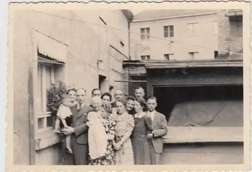 (F10208) Orig. Foto Personen mit Kleinkind im Hinterhof, 1920/30er