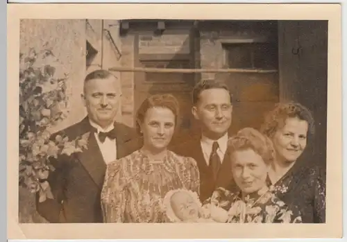 (F10207) Orig. Foto Personen mit Kleinkind im Hinterhof, 1920/30er